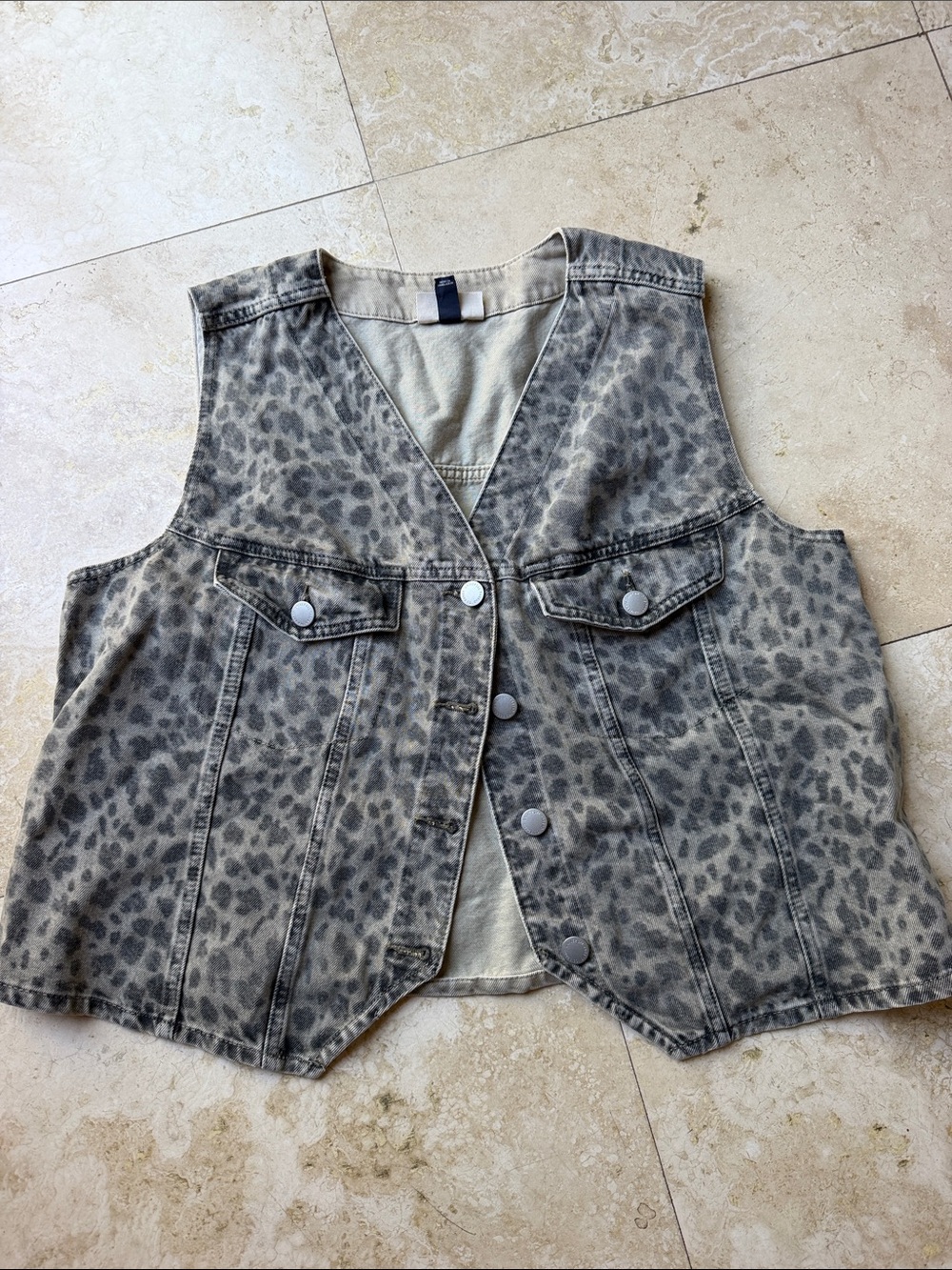 Universal Thread Leopard Print Denim Vest in Gray